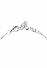 Bracciale in argento con chiusura a gancio, catena fine e ciondolo rotondo con un motivo di foglia in rilievo.