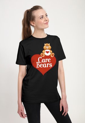 Sort bomulds T-shirt med en tegneserie-bjørn oven på et rødt hjerte med teksten "Care Bears" trykt i hvidt på fronten.