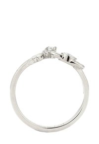 Hvidguldring med en central klar ædelsten og to mindre accenter, med en glat, poleret ring og et strømlinet, moderne design.