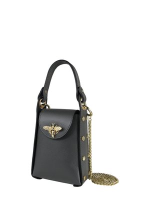Zwarte leren mini-handtas met bovenhandvat, gouden bij-versiering op de klep, gouden klinknagels aan de zijkanten en een opgerolde gouden kettingband.