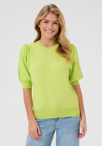 Limegrön stickad tröja med korta puffärmar, rund halsringning och ribbad nederkant. Slät yta och lätt material. Avslappnad passform.