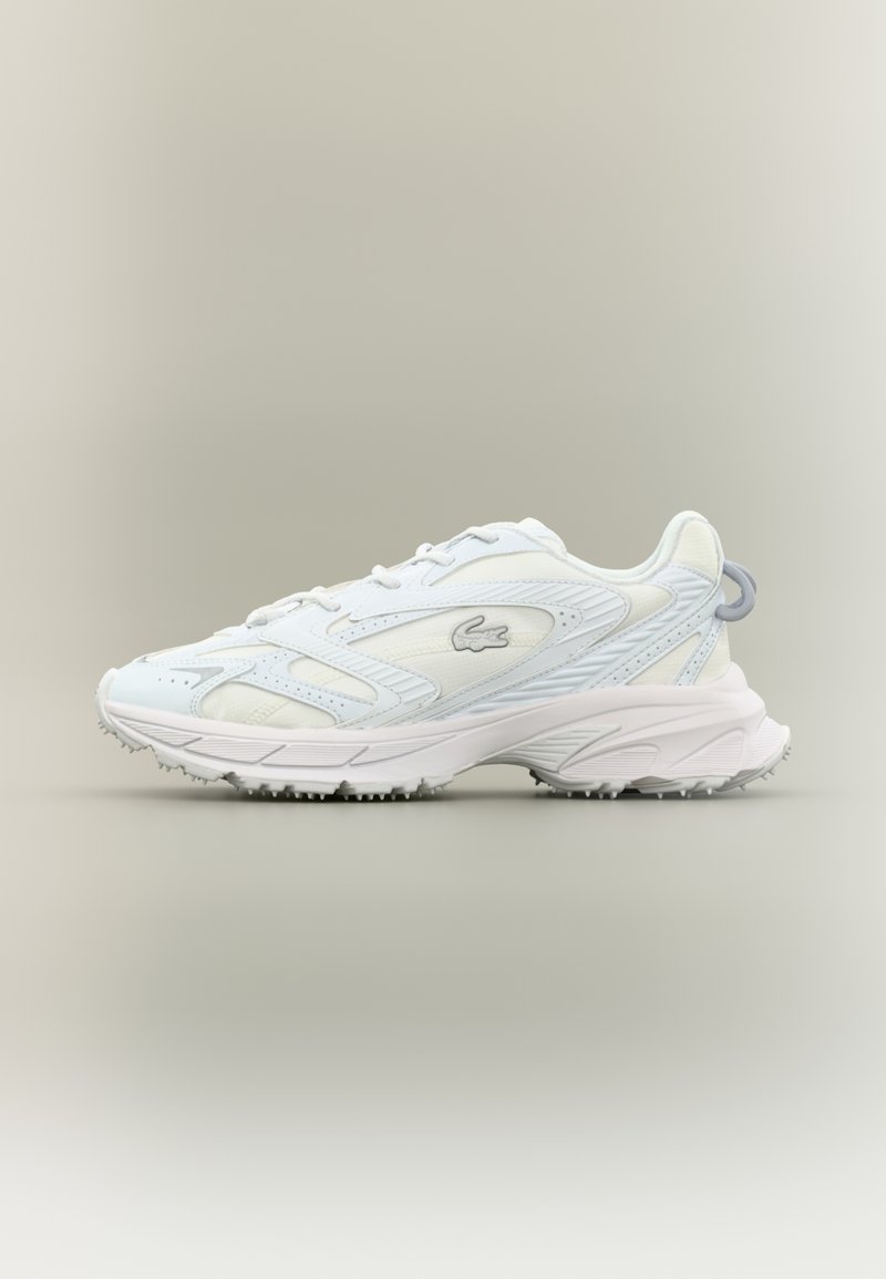 Valged spordijalatsid tekstuuriga pealsega, lõhikuga disain ja erilise kujuga tald. Omab silmapaistvat logo ja peent helesinist aksenti.