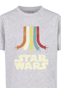 Šedé bavlnené tričko s potlačou viacfarebných pruhov a textom "STAR WARS", s vintage, opotrebovaným vzhľadom.