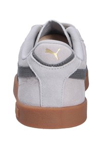 Graham Suede-Sneaker mit einer glatten Textur, Gummisohle und dunkelgrauen Akzenten. Verfügt über ein goldfarbenes Logo-Detail an der Ferse.