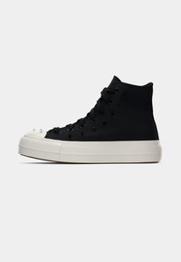 Schwarze High-Top-Sneaker aus Canvas mit hervortretender Gummizehenspitze, schwarzen Ösen, weißer Sohle und strukturierten Akzenten.