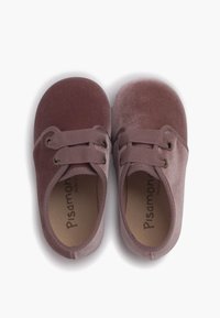 Scarpe per bambini in velluto con gradiente di rosa polveroso e malva, dotate di punta arrotondata, design con lacci e morbida fodera interna.