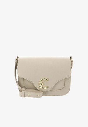 Borsa a tracolla in pelle beige con cinturino regolabile e chiusura color oro a forma di lettere intrecciate.