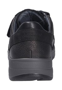 Scarpe nere in pelle con finitura texturizzata, dotate di una suola in gomma grigia e di una fascia in velcro per una chiusura sicura. Design semplice sul retro.