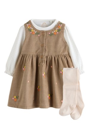 Vestido de bebé de pana marrón con bordado floral, camiseta blanca de manga larga con pequeños puntos debajo y leotardos rosa pálido al lado.