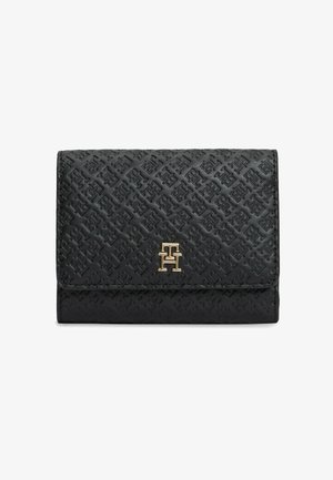 Portafoglio nero con motivo TH in rilievo ripetuto e logo TH in metallo dorato sulla pattina frontale, forma rettangolare, materiale in pelle testurizzata.