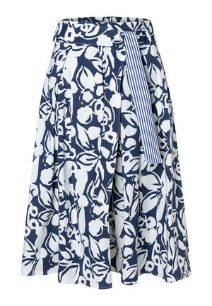 Marineblauwe en witte midi-rok met bloemenprint, plooien en een brede tailleband, voorzien van een blauw-wit gestreepte riem die aan de zijkant hangt.