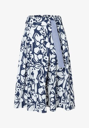 Marineblauwe en witte midi-rok met bloemenprint, plooien en een brede tailleband, voorzien van een blauw-wit gestreepte riem die aan de zijkant hangt.