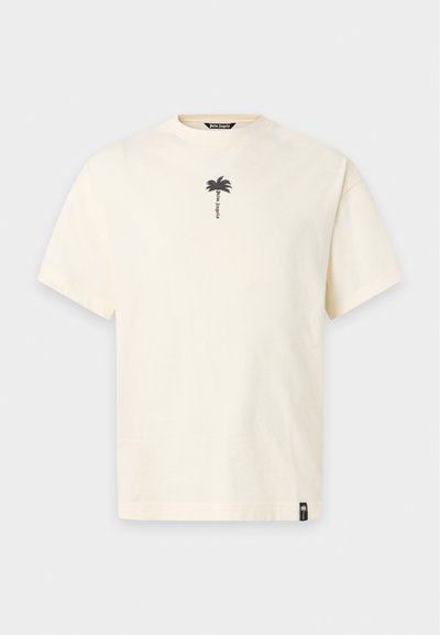 Λευκό-ανοιχτό T-shirt με κοντά μανίκια, μικρό μαύρο φοίνικα και κείμενο "Palm Angels" κάτω από τον λαιμό και μικρή ετικέτα φοίνικα στο τελείωμα.