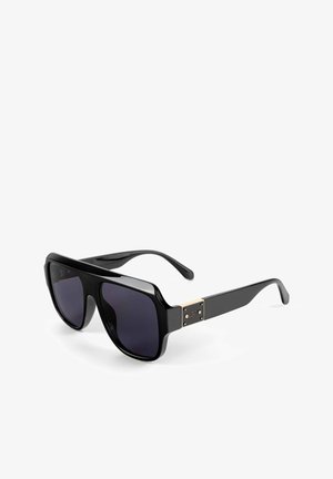 Zwarte overgrote zonnebril met donkere lenzen, rechthoekig frame, glanzend kunststof materiaal en vergulde pootjes met een logo-detail.