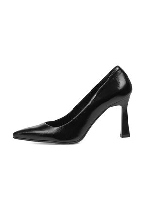 Zapato de tacón alto negro con puntera afilada, acabado en charol brillante y diseño de tacón cuadrado, que presenta una textura suave y una silueta elegante.