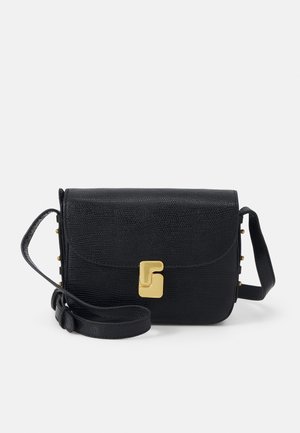 Čierna textúrovaná crossbody taška so zlatou hardvérou, ktorá má klopňové uzatvorenie a nastaviteľný popruh. Výrazné postranné nýty zdôrazňujú dizajn.