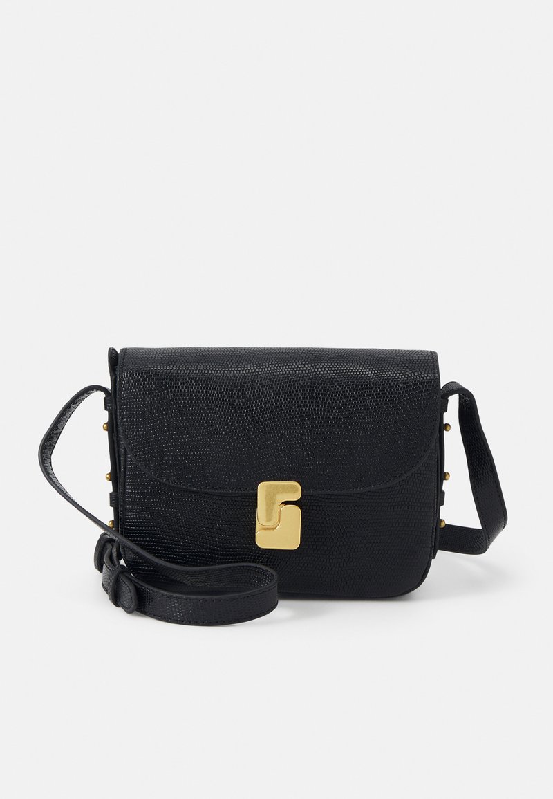 Bolsa de ombro preta texturada com ferragens douradas, apresentando um fecho com aba e uma alça ajustável. Os notáveis pinos laterais realçam o design.