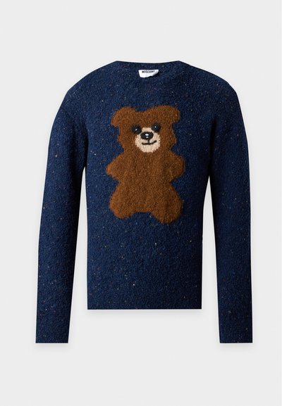 Pull bleu marine à manches longues avec tissu texturé et grand motif d'ourson marron sur le devant.