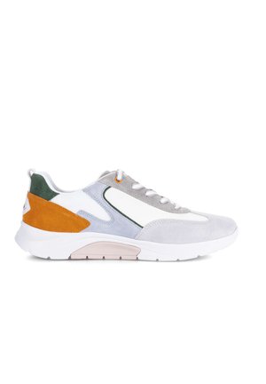 Lage sneaker met witte, grijze, blauwe, groene en oranje suède en mesh panelen, witte veters en een dikke witte zool.