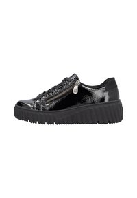 Baskets en cuir verni noir avec une semelle en caoutchouc noir épaisse, présentant des lacets et une fermeture éclair latérale pour un détail supplémentaire. Surface texturée avec un éclat.