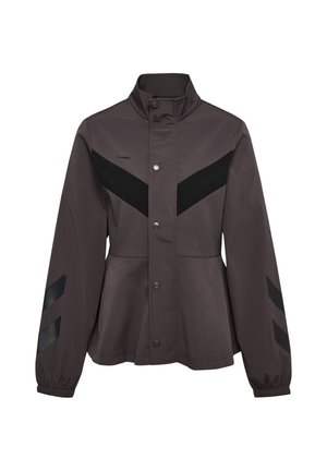 Dunkelgraue Jacke mit hohem Kragen, schwarzen Chevron-Akzenten auf der Brust, schwarzen Streifen an den Ärmeln, vorderem Druckknopfverschluss und elastischen Bündchen.