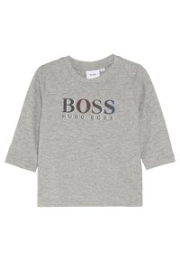 Graues Langarmshirt aus Baumwolle mit dem "BOSS"-Logo in Schwarz und Blau, mit Druckknöpfen an der linken Schulter für ein einfaches An- und Ausziehen.
