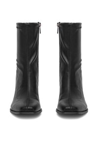 Čierne kožené členkové topánky s priliehavým dizajnom, s bočným zipsom, hladkou textúrou a miernym opätkom. Plochá podrážka s minimálnymi detailmi.