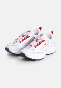 Scarpe sportive bianche con accenti rossi e lacci. Presentano un design testurizzato, suola in gomma e interno imbottito per il supporto.