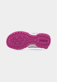 Ροζ λαστιχένια σόλα παιδικού παπουτσιού με κυκλικά μοτίβα πέλματος και το εμπορικό όνομα Geox εμφανές κοντά στη φτέρνα.