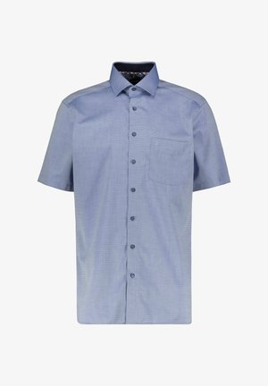 Jasnoniebieska koszula na krótki rękaw z kołnierzykiem w szpic i kieszenią na piersi, prezentowana na białym tle.
