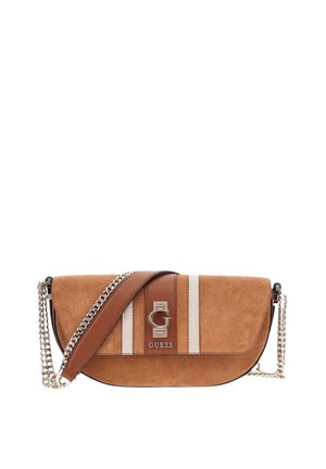 Borsa a tracolla in pelle scamosciata marrone e pelle con tracolla a catena argento, strisce bianche e logo Guess argento sulla pattina frontale.