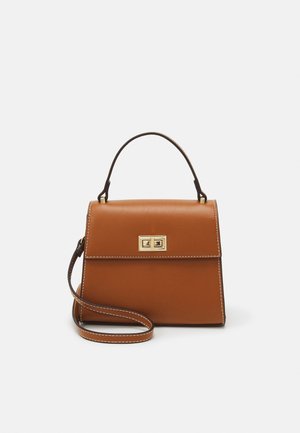 Sac à main en cuir marron avec poignée supérieure, fermoir rectangulaire doré à torsion, et bandoulière amovible, présenté sur un fond blanc uni.