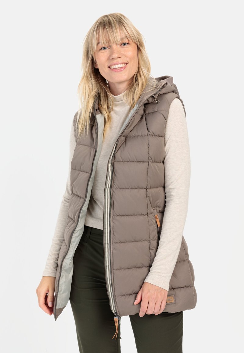Quilted vest i taupe med hætte, med en frontlynlås og sidelommer, lavet af et blødt, let materiale.