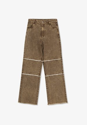 Pantaloni din denim maro cu picioare largi, având margini desfăcute și cusături duble pe genunchi, oferind un aspect stratificat.