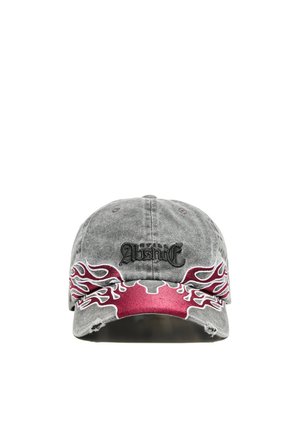 Berretto da baseball grigio usurato con design di fiamme rosse e bianche sulla visiera e testo nero ricamato sul davanti.