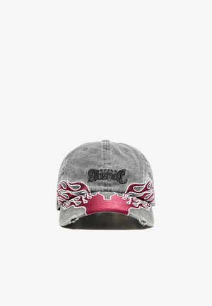 Berretto da baseball grigio usurato con design di fiamme rosse e bianche sulla visiera e testo nero ricamato sul davanti.