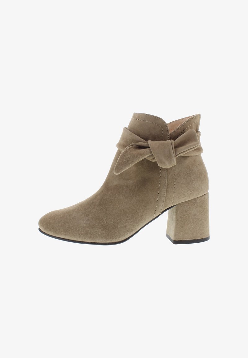 Wildleder-Ankle-Boots in Hellbraun mit einem breiten Blockabsatz, geschwungenem Silhouette und einer Schleifchen-Applikation am Knöchel. Glatte Textur und genähte Akzente.