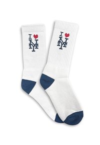 Calcetines blancos hasta el tobillo con textura acanalada, con la inscripción "I ❤️ NY" en azul marino y rojo. Acentos en el talón y en la puntera de color azul oscuro, material de mezcla de algodón.