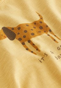Next SHORT SLEEVE  REGULAR FIT - T-shirts print - yellow dog