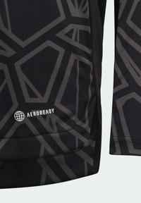 Schwarzes Sportshirt mit einem geometrischen grauen Muster und dem weißen "AEROREADY"-Logo. Hergestellt aus glattem, atmungsaktivem Stoff.