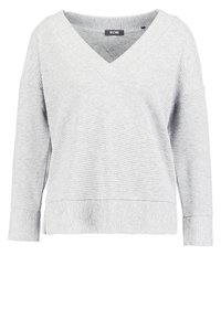 Hellgrauer V-Ausschnitt-Pullover mit gerippter Struktur, weiten Ärmeln und lockerer Passform. Verfügt über einen geraden Saum sowie kontrastierende, gerippte Bündchen und Saumkante.