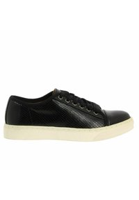 Sneaker noir avec un dessus en simili cuir serpent texturé, un capuchon en cuir lisse sur le bout, des lacets noirs et une semelle en caoutchouc blanche.