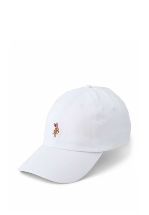 Biała czapka z daszkiem z małym, wyszywanym logo gracza polo w kolorach czerwonym i brązowym na przednim panelu, z zakrzywionym daszkiem i otworami wentylacyjnymi.