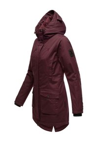 Giacca impermeabile color marrone scuro con cappuccio, chiusura a zip e bottoni a pressione, due tasche frontali e una toppa con marchio sulla manica.