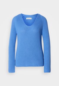 Pull en tricot bleu à manches longues avec col en V et texture côtelée, étiquette Marc O'Polo, présenté sur un fond blanc uni.