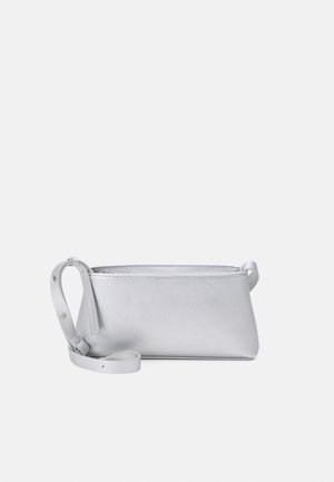 Bolso bandolera rectangular de cuero blanco con correa ajustable y cierre de cremallera sobre un fondo liso.
