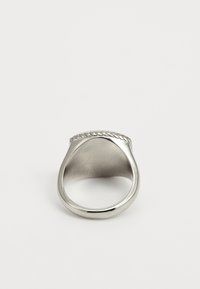 Inel din metal argintiu cu un band rotunjit și un design texturat asemănător unei funii de-a lungul marginii superioare. Suprafață netedă și lucioasă.