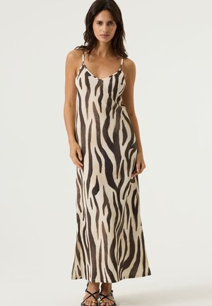 Robe longue à imprimé léopard avec un fond beige orné de rayures noires et brunes, bretelles fines ajustables, et une coupe décontractée.