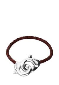 Bracelet en cuir rouge foncé tressé avec une fermeture métallique argentée au design entrelacé et une texture lisse.