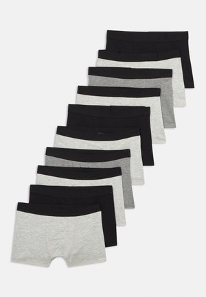 Σωρός από δέκα ανδρικά μποξεράκια σε εναλλασσόμενα χρώματα μαύρο, ανοιχτό γκρι και σκουρό γκρι με μαύρες ζώνες μέσης σε λευκό φόντο.